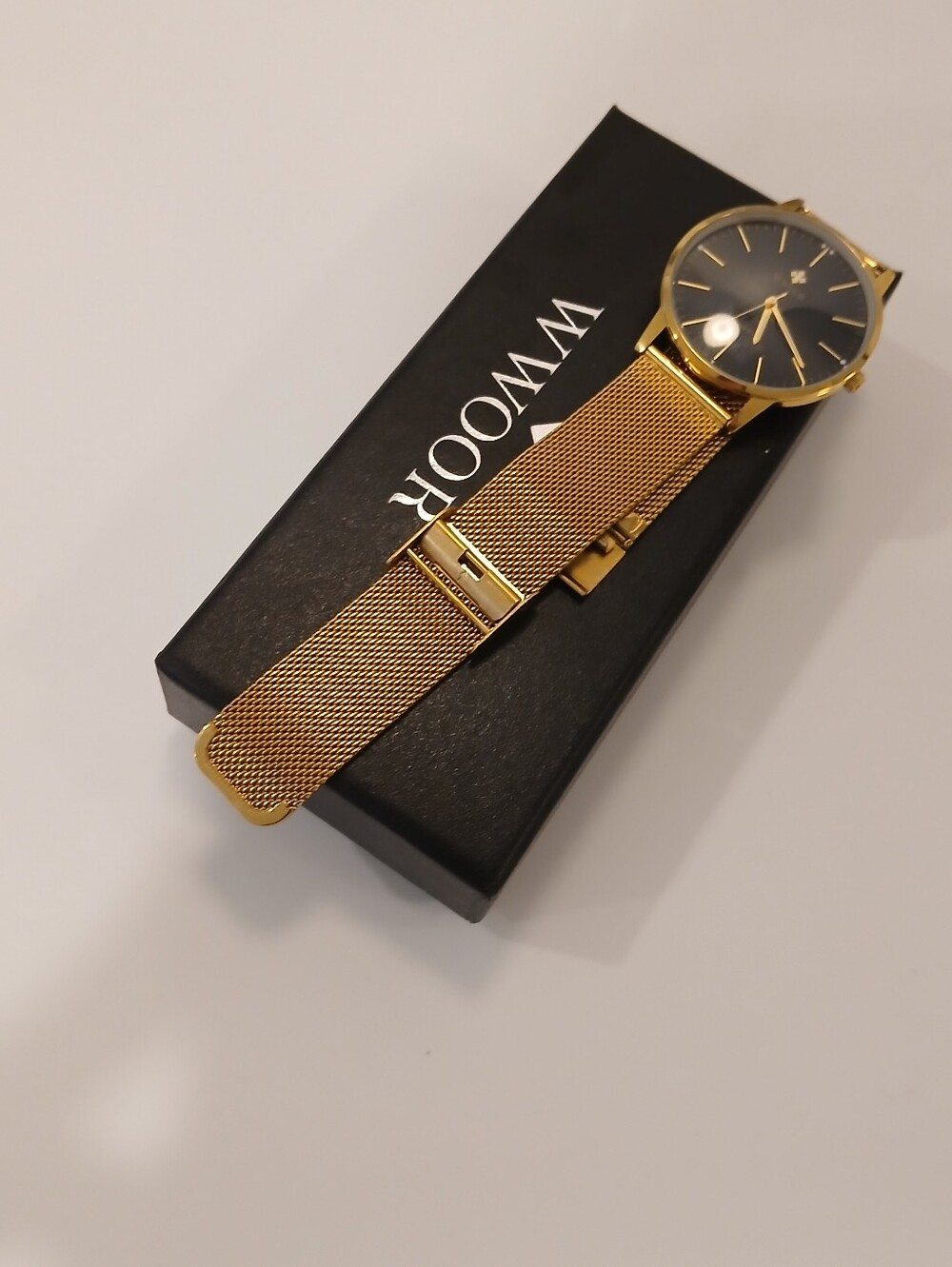 WWOOR Gold Tone Mesh Strap Watch with Black Dial for Men